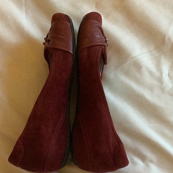 Ecco burgundy suede flat with bow size 7. - Picture 4 of 8